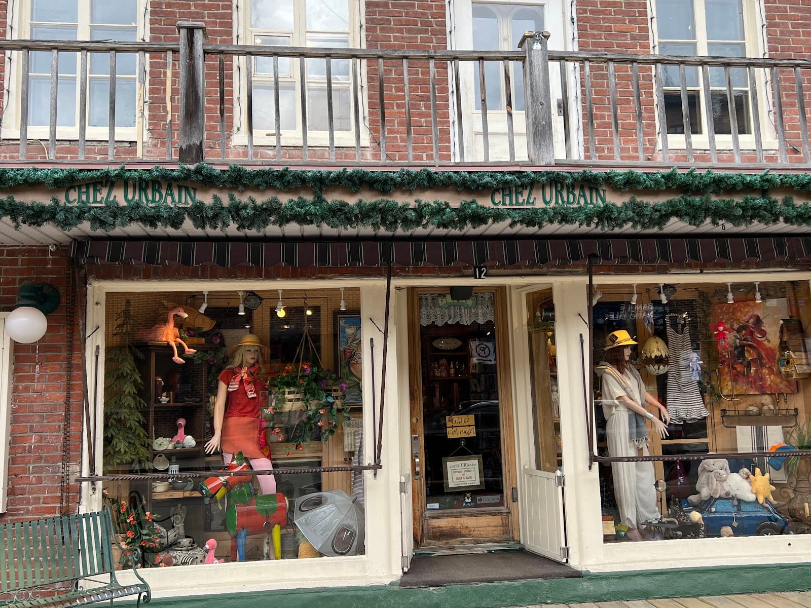 Chez Urbain Magasin General — éclairage dans Charlevoix