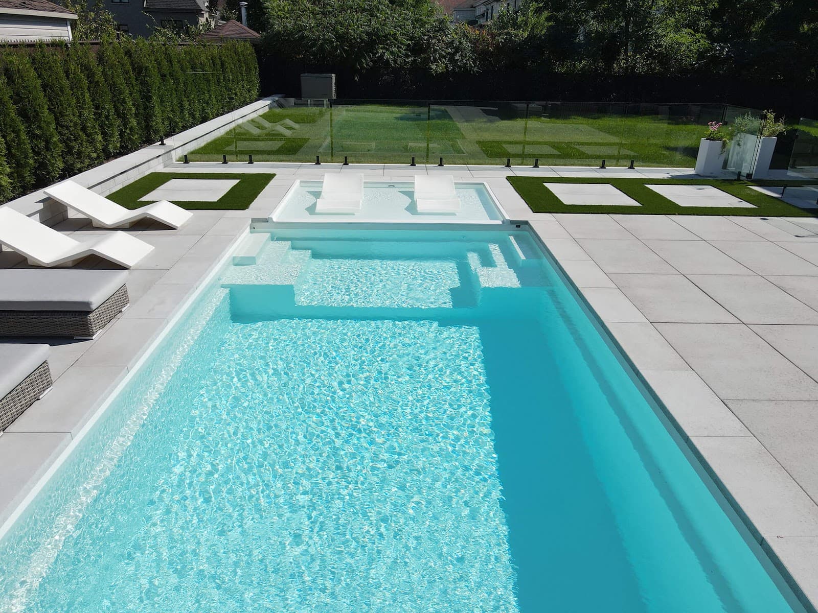 Piscine Riviera - Piscine creusée en fibre de verre, pavé et cloture — Terrebonne