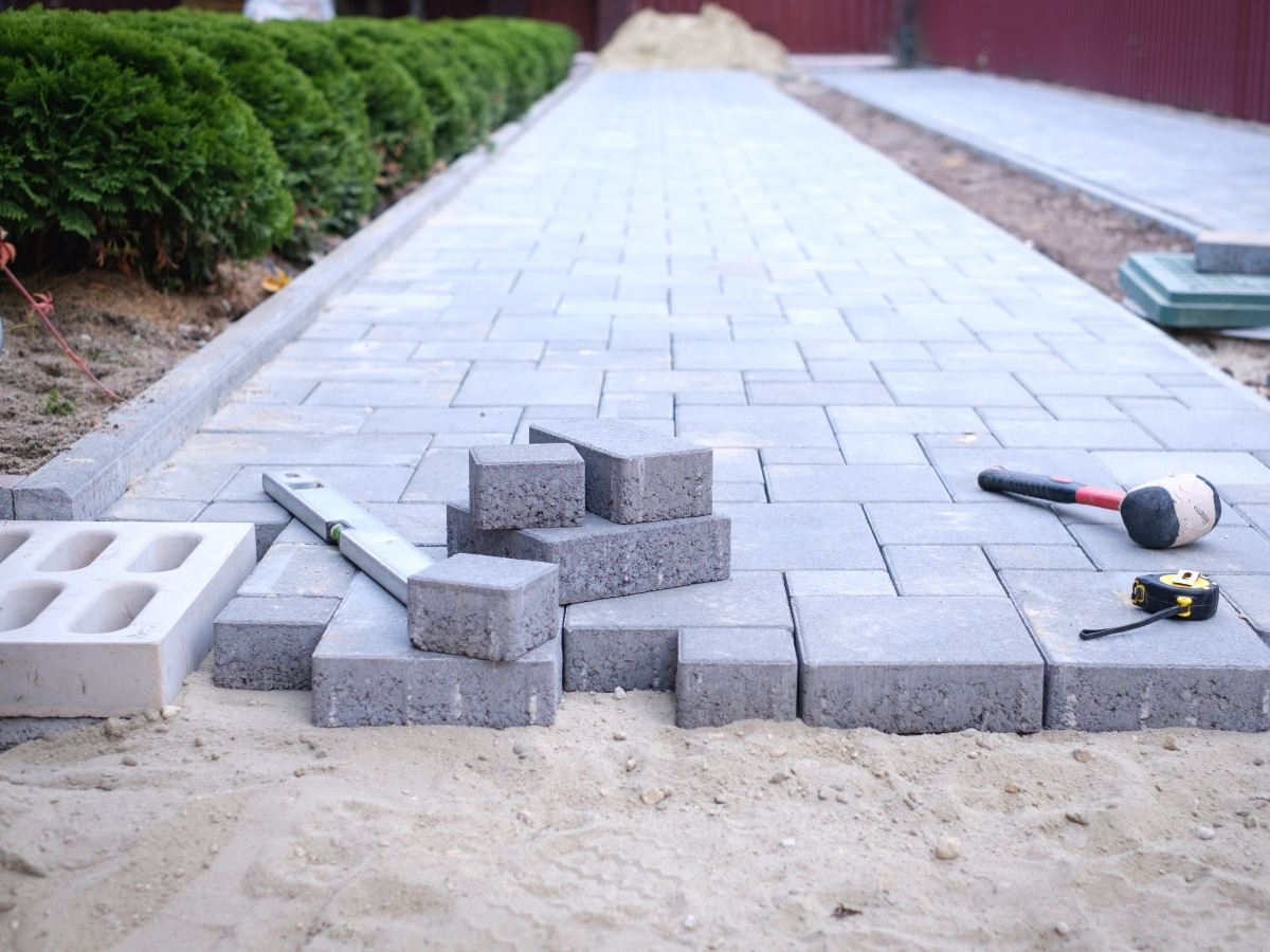 Pavé MÉGA — Excavation & terrassement à Boisbriand